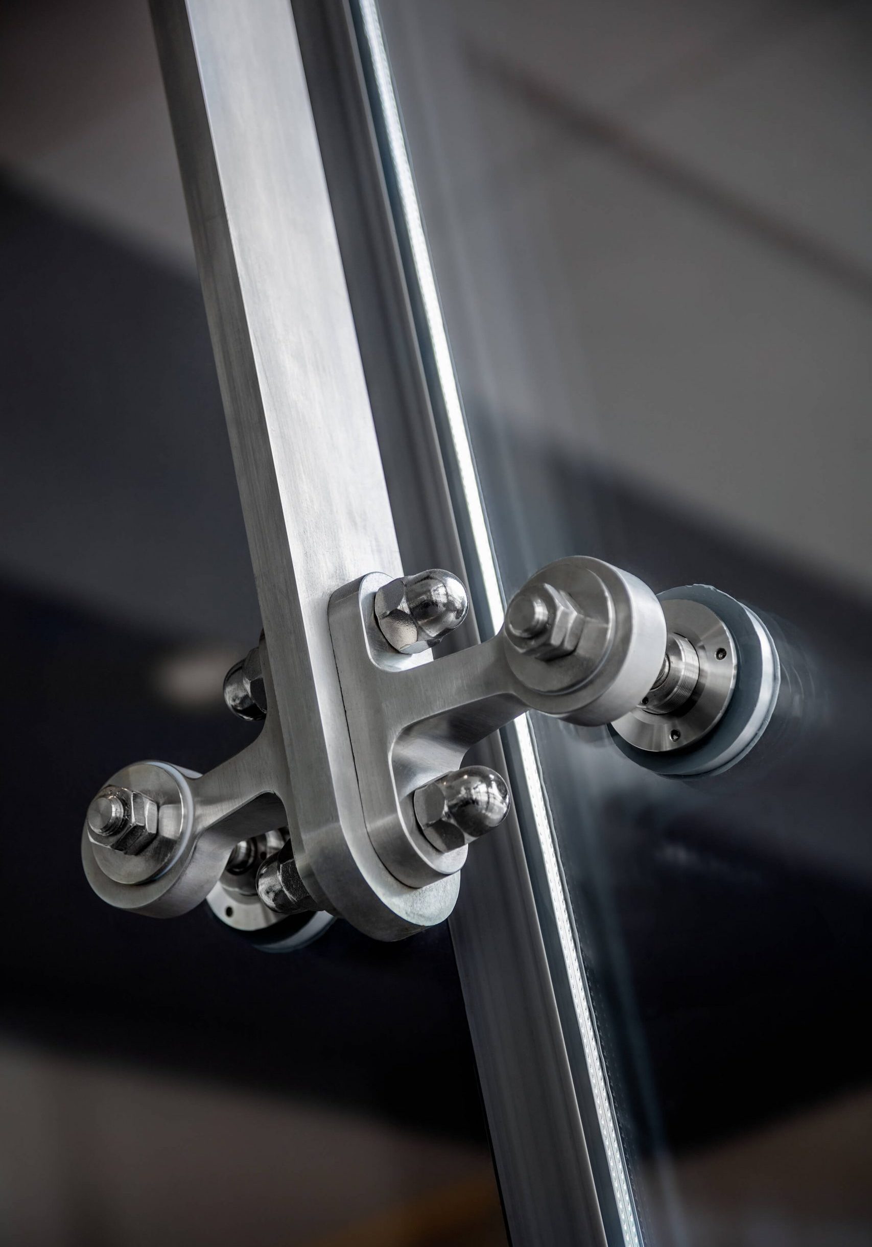 Novum 727 Chicago 5977 CNP Closeup of point supported glass